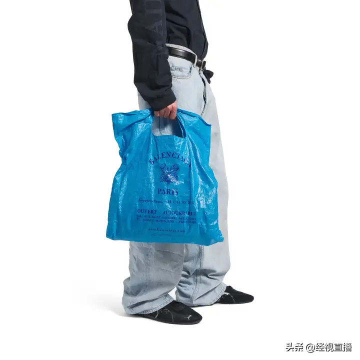 巴黎世家8200元新包像“塑料袋”（客服表示：以织物为材料）